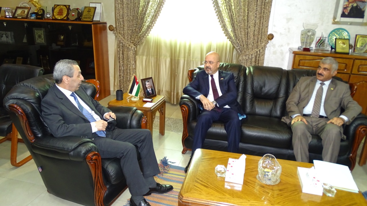 السفير العذاري يلتقي وزير التعليم العالي الأردني