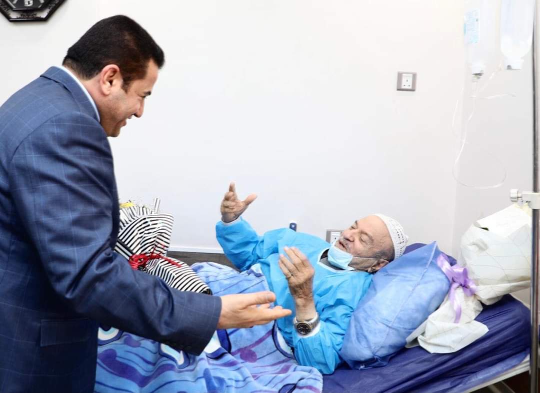 مستشار الأمن القومي السيد قاسم الأعرجي يزور الفنان الكبير ياس خضر ويطلع على حالته الصحية