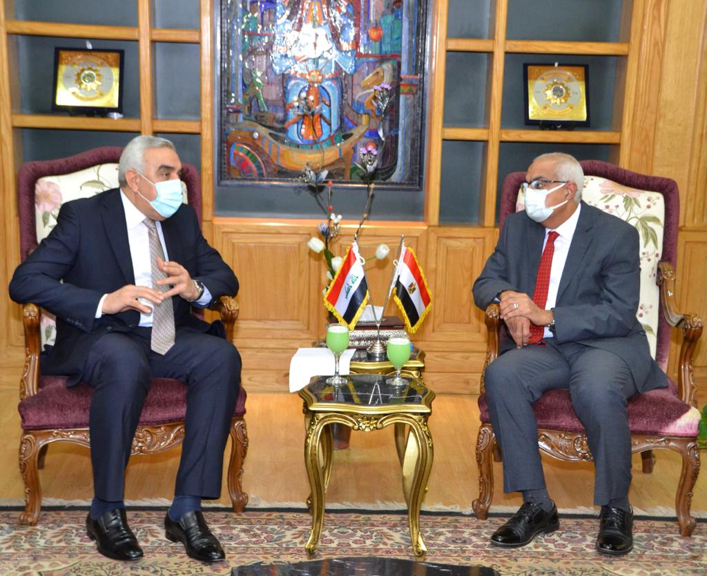 لدعم العلاقات العلمية والثقافية.. رئيس جامعة المنصورة يستقبل السفير العراقي