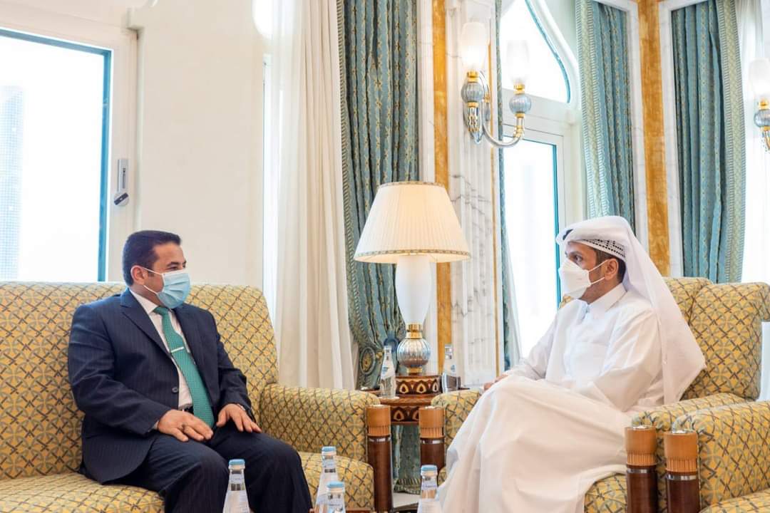 الأعرجي يلتقي أمير دولة قطر ويسلمه دعوة لحضور قمة بغداد