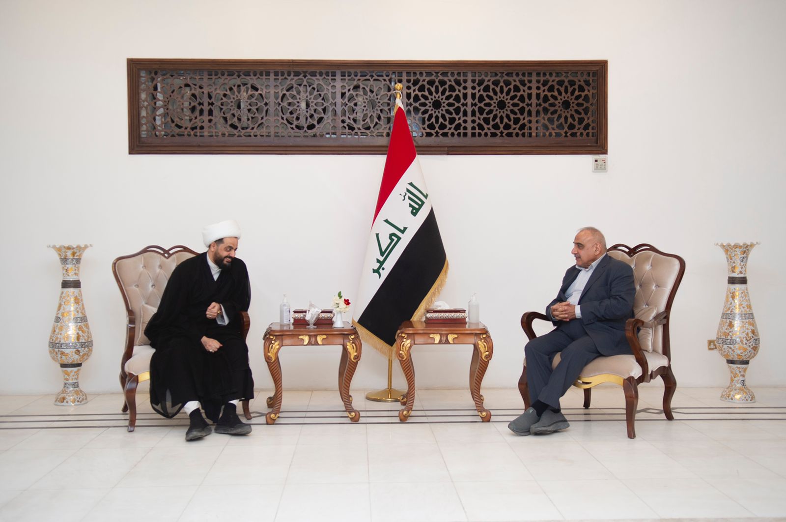 رئيس الوزراء السابق السيد عادل عبد المهدي يستقبل الأمين العام لحركة عصائب أهل الحق الشيخ قيس الخزعلي.
