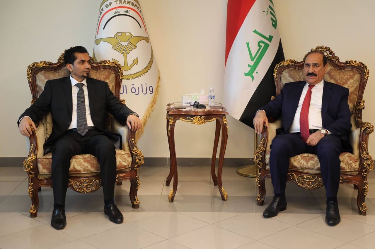 وزير النقل رزاق محيبس السعدواي يعقد إجتماعاً مع مدير عام الخطوط الجوية العراقية لمتابعة عمل الشركة ومناقشة الخطط المستقبلية للنهوض بواقعها.