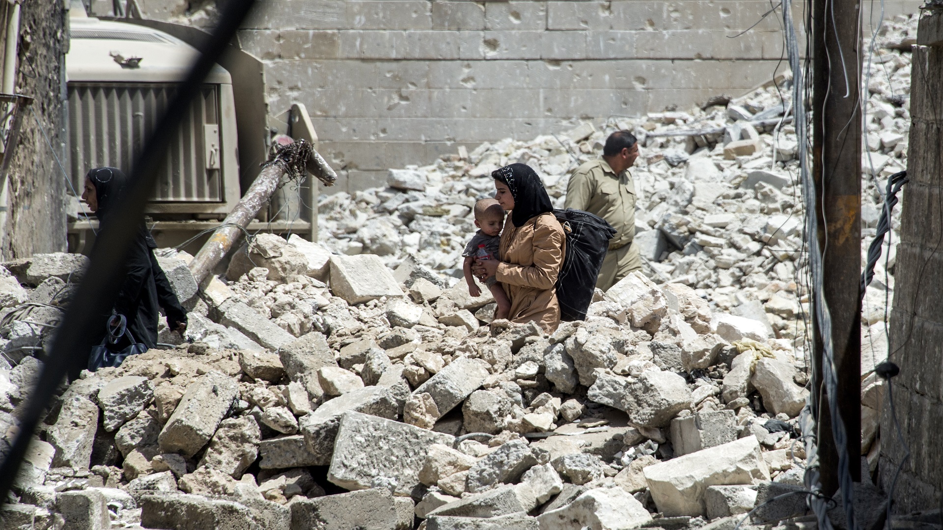 محاصرون تحت الأنقاض إثر سقوط بناية في الموصل