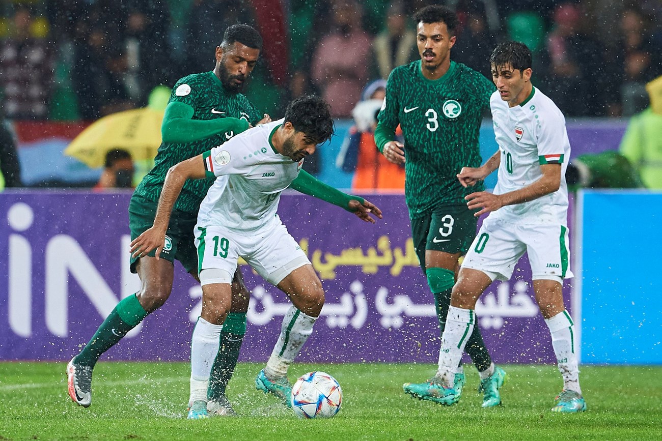 العراق يعزف «أنشودة المطر» بـ «ثنائية» أمام السعودية