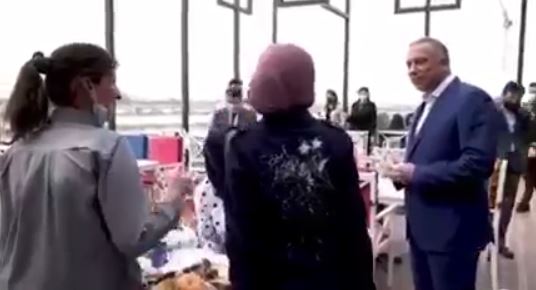 فيديو… جولة رئيس الوزراء في العاصمة #بغداد ولقائه عدد من المواطنين في احد المطاعم. #مصطفى_الكاظمي #العراق